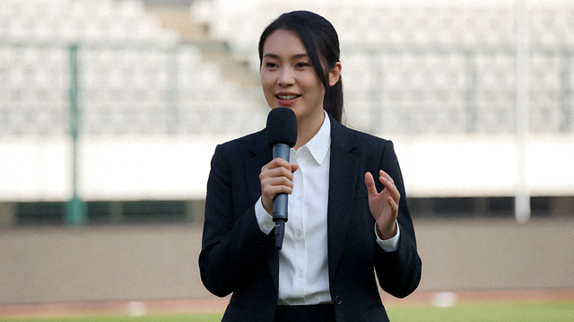 体育新闻发布现场记者在赛场边进行采访拍摄的画面